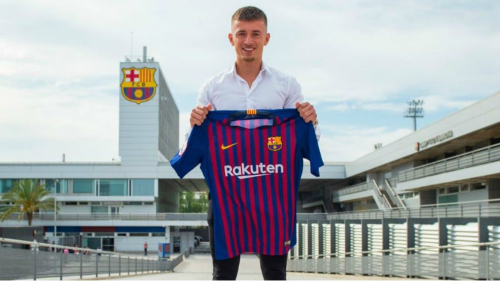 Mike van Beijnen  posa con la camiseta del Barcelona. (Fcbarcelona.es)
