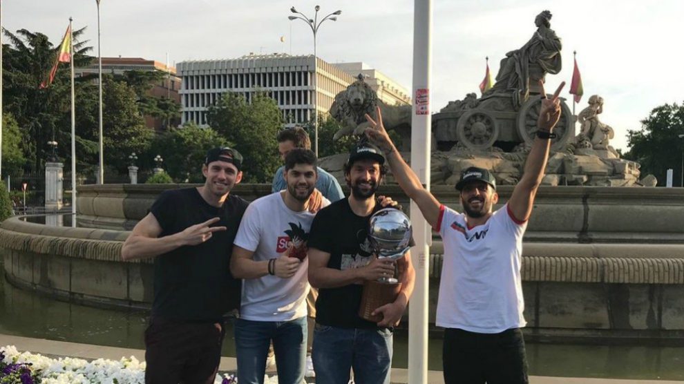 Sergio Llull, Causeur, Campazzo y Yuste en Cibeles celebrando la Liga Endesa. (@23Llull)