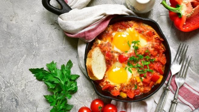 Receta de huevos al plato con pimientos y requesón