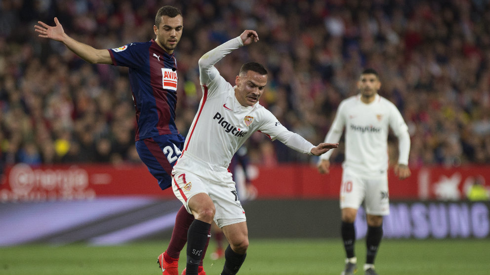 Joan Jordán en un partido contra el Sevilla (AFP)