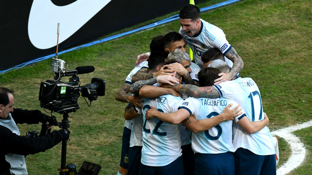 Los jugadores de Argentina celebran el gol de Lautaro. (Getty)