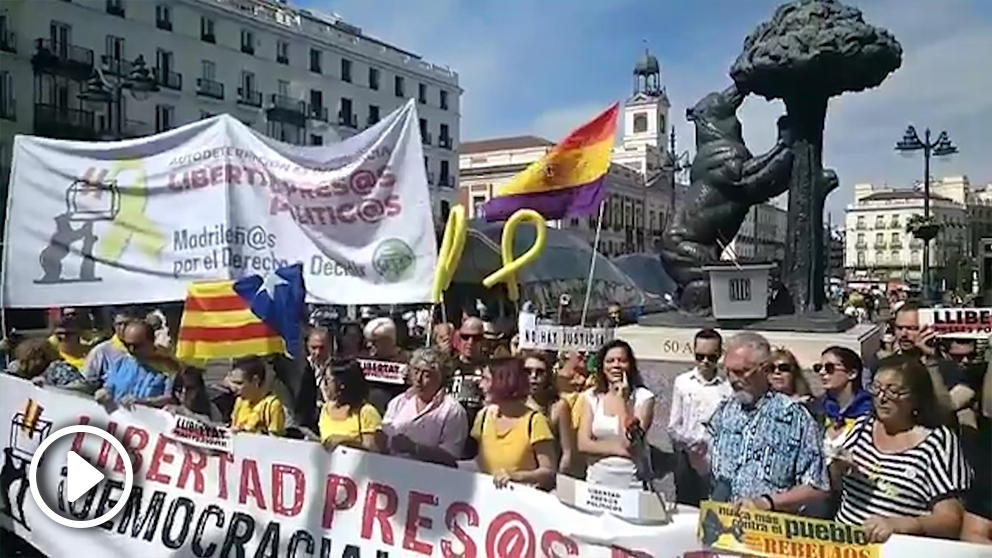 La manifestación a favor de los golpistas en la Puerta del Sol de Madrid apenas logra reunir a 30 personas