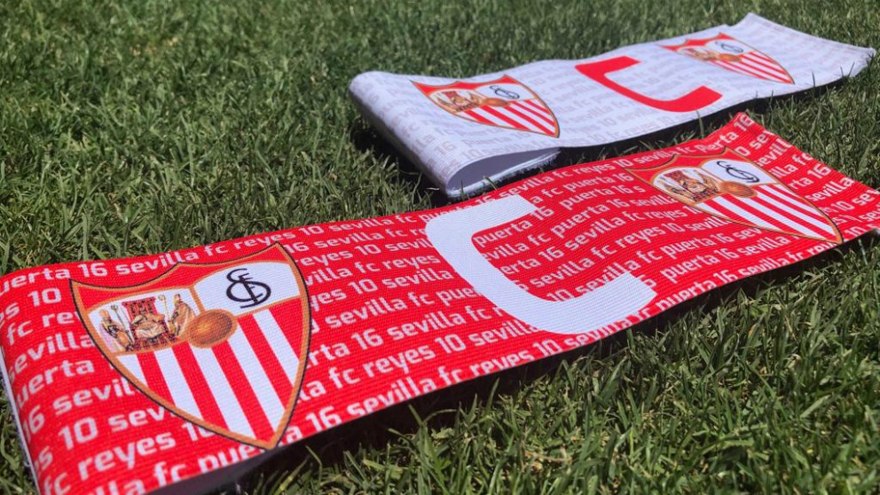 Brazalete de capitán del Sevilla en el que homenajearán a José Antonio Reyes y Antonio Puerta. (@SevillaFC)