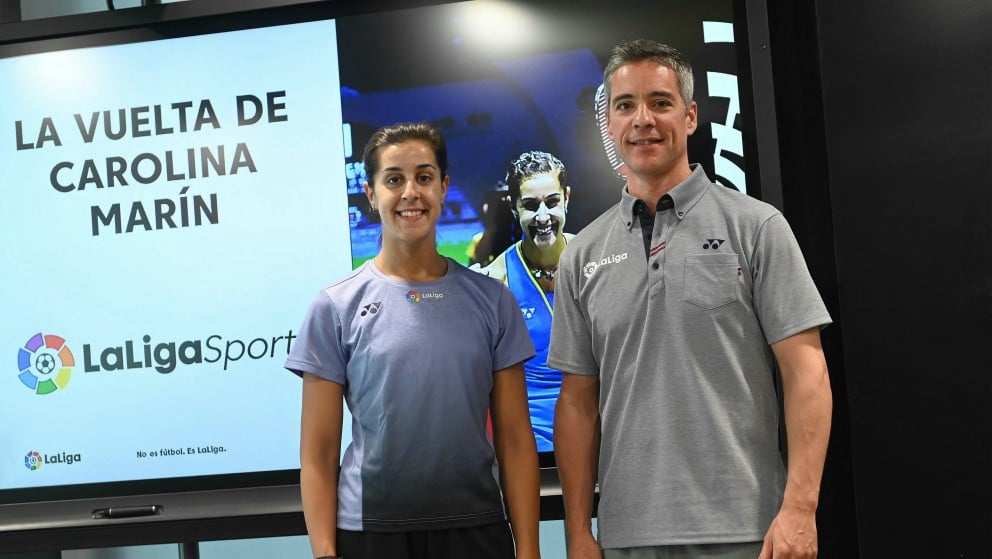 Carolina Marín y su entrenador, Fernando Rivas. (EFE)