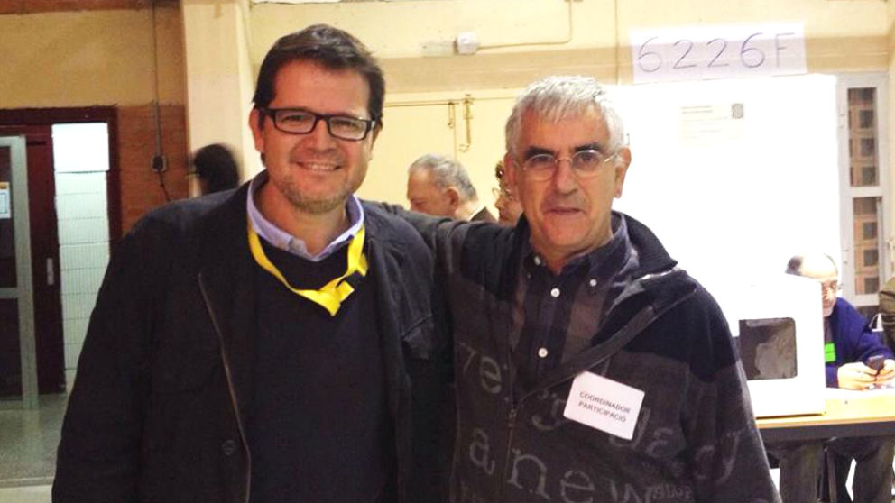El líder de ERC en Tarrasa, Isaac Albert (izquierda), junto a Jesús Viñas (derecha), el autor del informe que exoneró a la profesora que agredió a una niña por pintar una bandera de España.