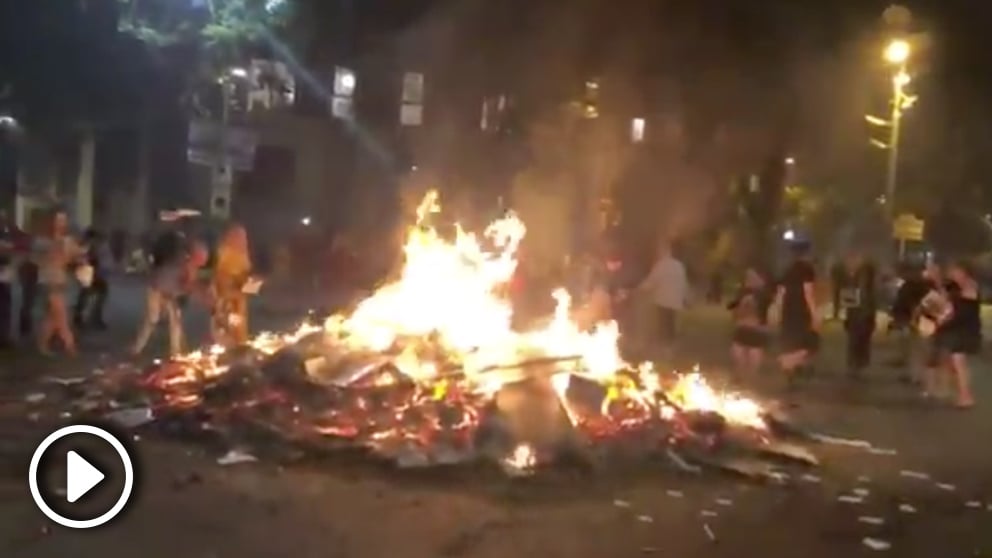 Queman fotos del Rey y del juez Marchena por la noche de San Juan en Barcelona.