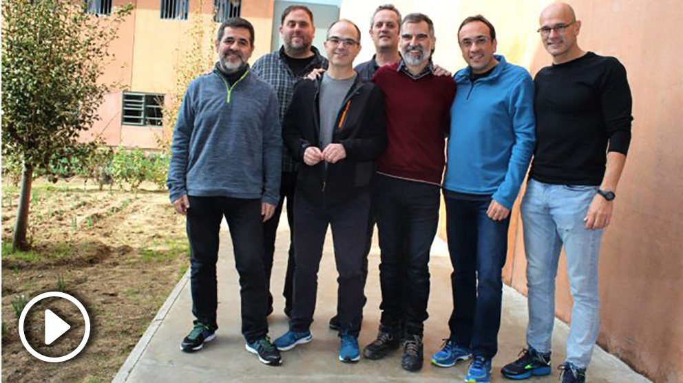 Sánchez, Junqueras, Turull, Forn, Cuixart, Rull y Romeva en la prisión de Lledoners (Foto: Prensa Òmnium).