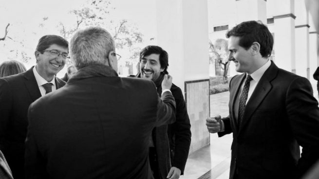 Toni Roldán saludando al consejero Rogelio Velasco en presencia de Rivera y Marín. (Foto: @toniroldanm vía Twitter)