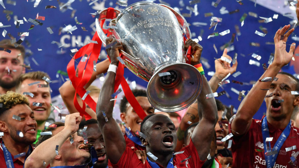 Sadio Mané levanta la Champions con el Liverpool (AFP)
