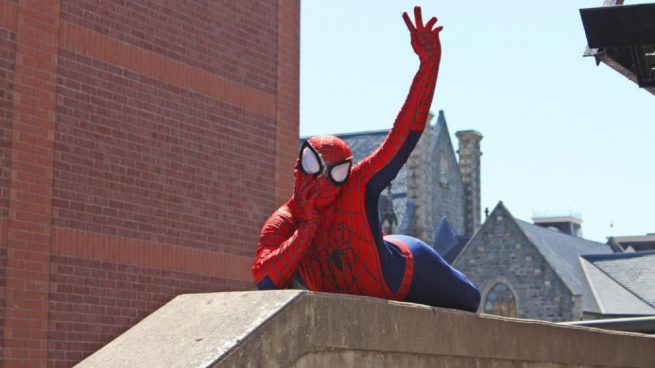 Facebook: Spiderman tiene un nuevo trabajo de limpieza de tejados