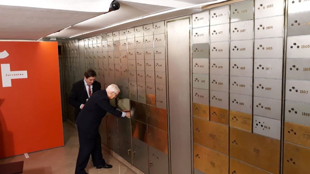 El ex director del Instituto Cervantes Víctor García de la Concha depositando un legado personal en la Caja de las Letras. Foto: EP