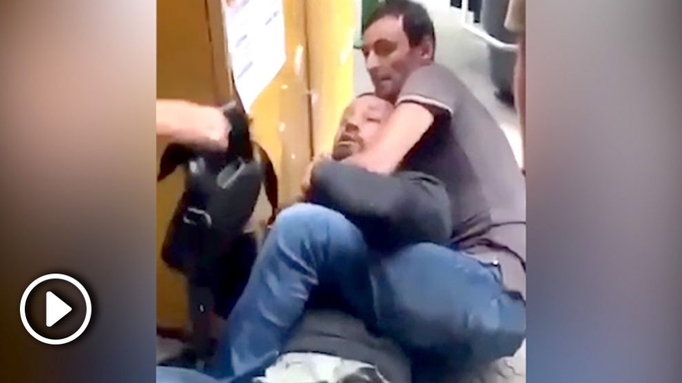Momento en el que el ertzaintza de paisano detiene al presunto ladrón.