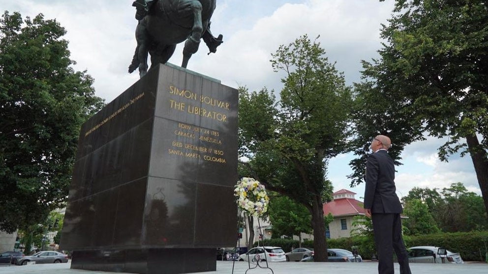 El opositor venezolano IVán Simonovis posa en una estatua de Simón Bolivar en Washington. Foto: Twitter