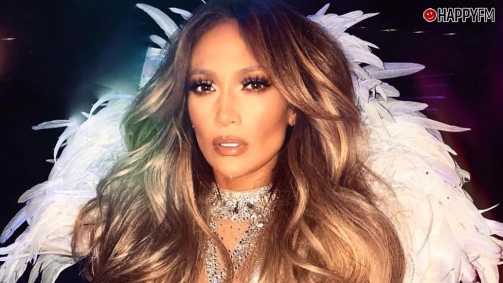 Jennifer Lopez vuelve a impactar con este look en su gira