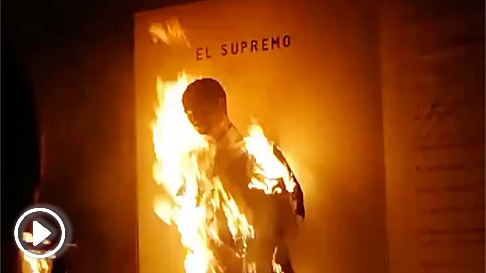 Separatistas catalanes queman un muñeco de Manuel Marchena en Lérida durante la noche de San Juan