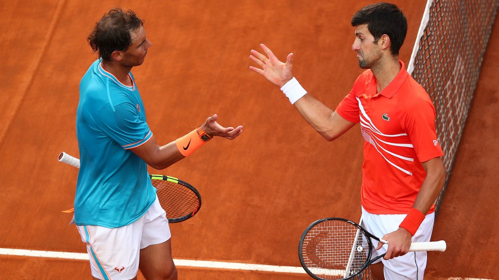 Nadal y Djokovic se saludan tras un partido. (Getty)