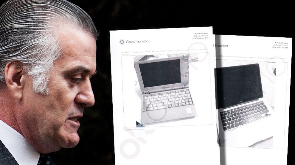 Luis Bárcenas, junto a la foto de sus dos ordenadores personales.