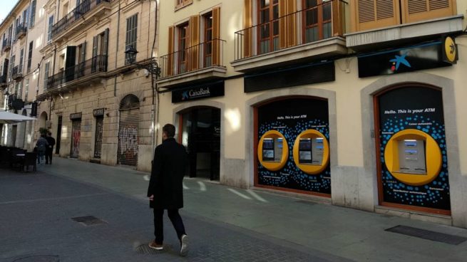 CaixaBank y nueve bancos más no cobrarán comisiones a sus clientes por sacar efectivo en otros cajeros