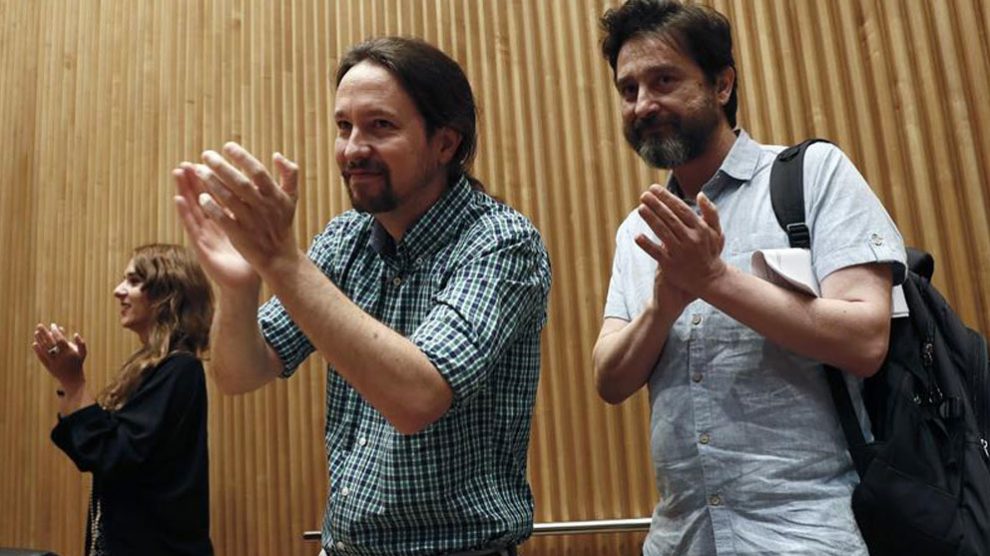 El secretario general de Podemos, Pablo Iglesias (i), y el diputado de esta formación, Rafa Mayoral (d), aplauden durante la jornada por la defensa de los servicios públicos organizada por el Grupo Parlamentario Unidas Podemos-En Comú Podem-Galicia en Común, este miércoles en el Congreso de los Diputados. Foto: EFE