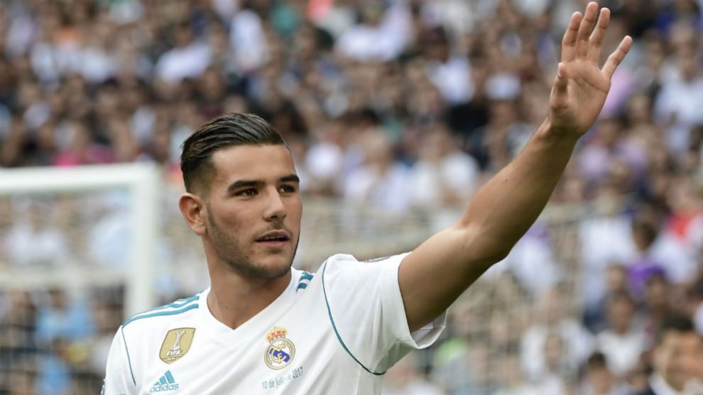 Theo Hernández, en su presentación en el Bernabéu. (AFP)