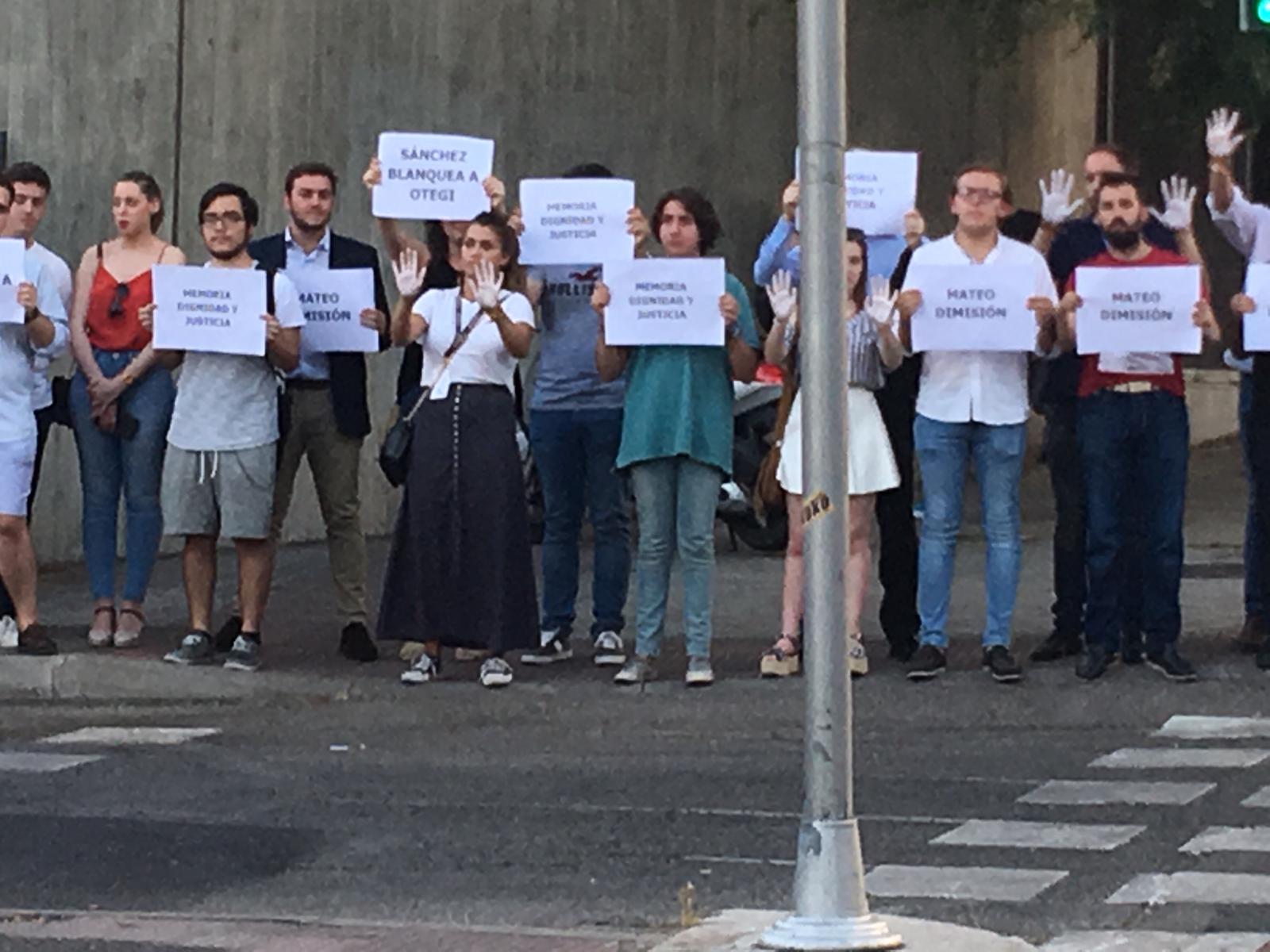 Decenas de personas han llegado hasta las instalaciones de Torrespaña, una de las sedes de TVE ubicada en la zona madrileña de O'Donnell, con carteles de protesta contra la entrevista que en menos de media hora le harán al etarra Arnaldo Otegi en el Canal 24 horas