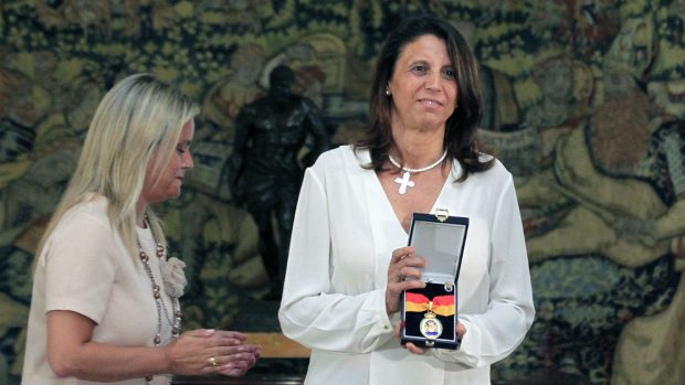 Ana Velasco, recibiendo la Medalla de la Orden del Mérito Constitucional concedida a título póstumo a su madre, la hija de Ana María Vidal-Abarca, fundadora de la AVT. (Foto: Moncloa)