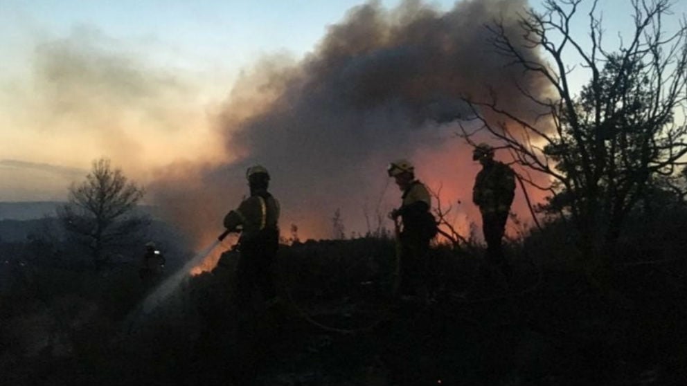 Bomberos de la Generalitat en el fuego del municipio de Tarragona