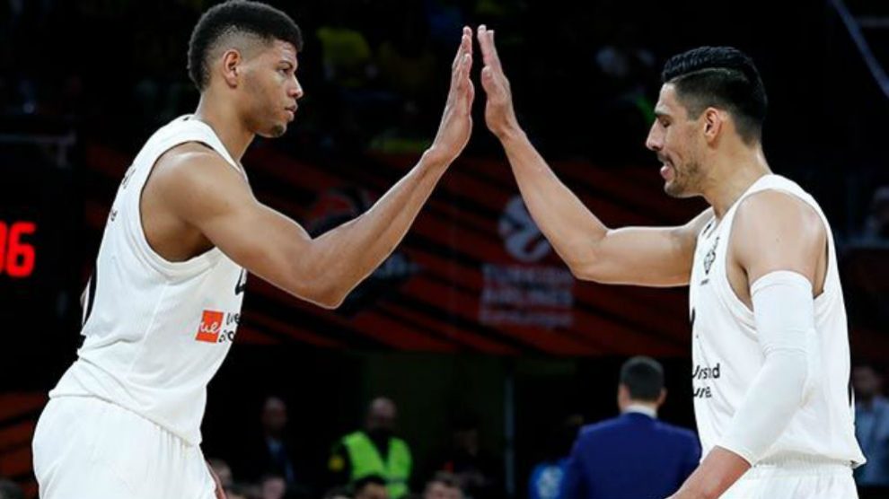 Tavares y Ayón durante un partido con el Real Madrid. (realmadrid.com)