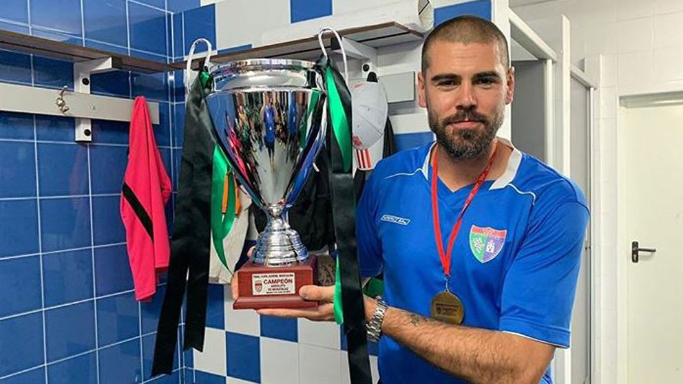 Víctor-Valdés-posa-con-el-título-conquistado-en-su-primer-año-como-entrenador-con-el-Juvenil-del-Moratalaz-(Instagram)