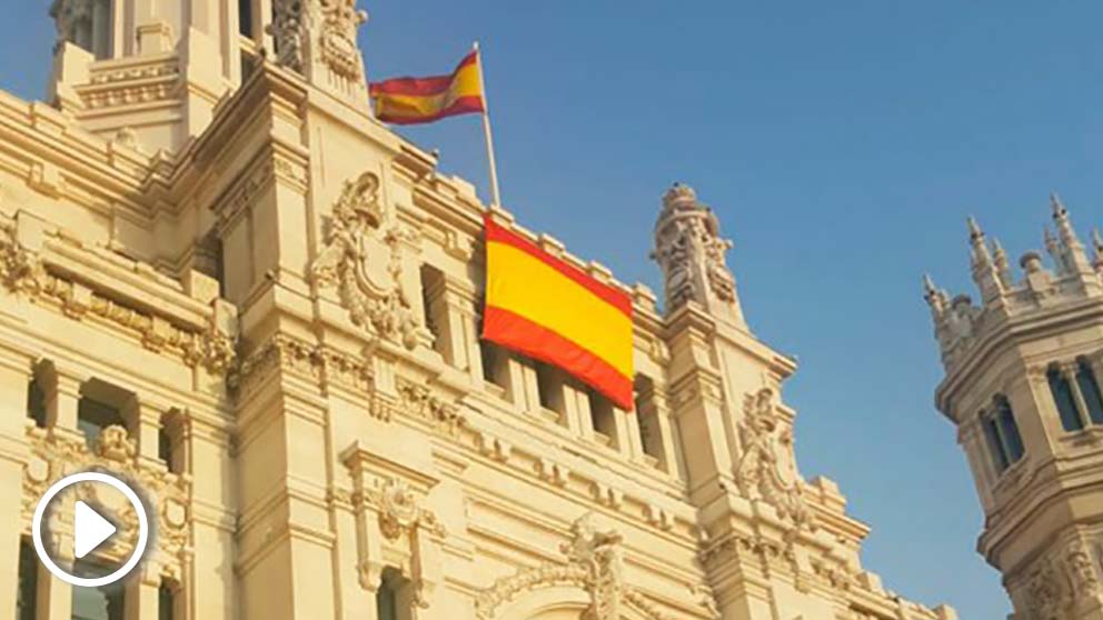 Bandera de España en el Ayuntamiento de Madrid.