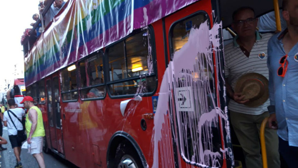 Arrojan pintura sobre el autobús de Ciudadanos en el Orgullo de Valencia.