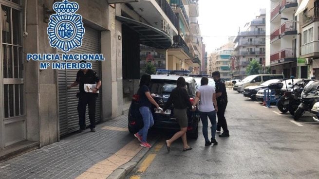 Imagen de la detención de las tres mujeres en Benidorm facilitada por la Policía Nacional. (Foto: EP)