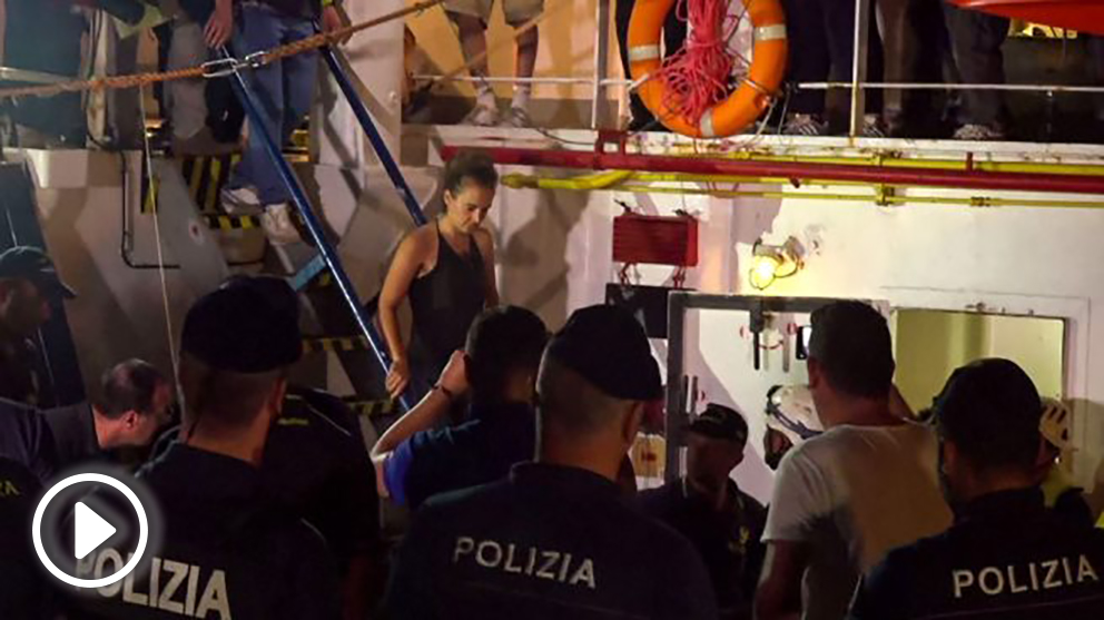 La capitán del barco de migrantes en Lampedusa al ser detenida por agentes de la Policía de Italia @Getty