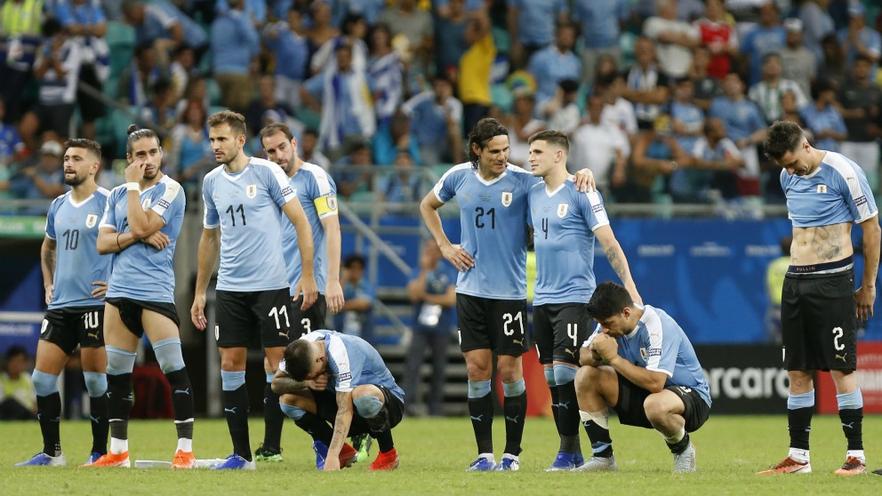 Los jugadores de Uruguay se lamentan en la tanda de penaltis. (Getty)