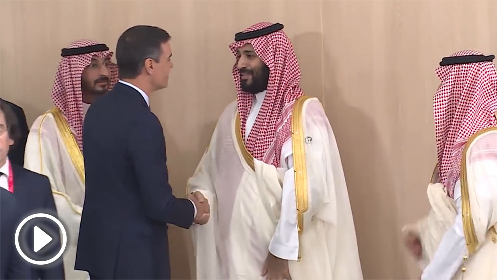 Pedro Sánchez saluda al príncipe heredero saudí Mohamed bin Salmán en la cumbre del G-20.