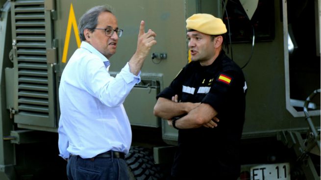 El presidente de la Generalitat, Quim Torra (i) habla con un oficial de la UME en Vinebre (Tarragona). (Foto: EFE)