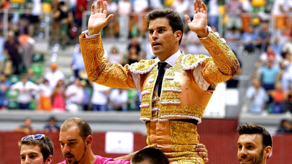 Rubén Pinar sale a hombros este domingo en Burgos (Foto: EFE).