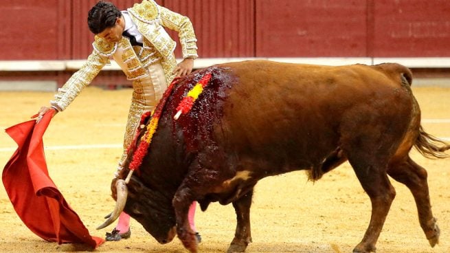 El joven Pablo Aguado salva la noche en la feria de Burgos con destellos y vuelta al ruedo