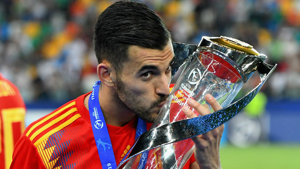 Dani Ceballos posa con el trofeo de campeón de Europa sub-21. (Getty)