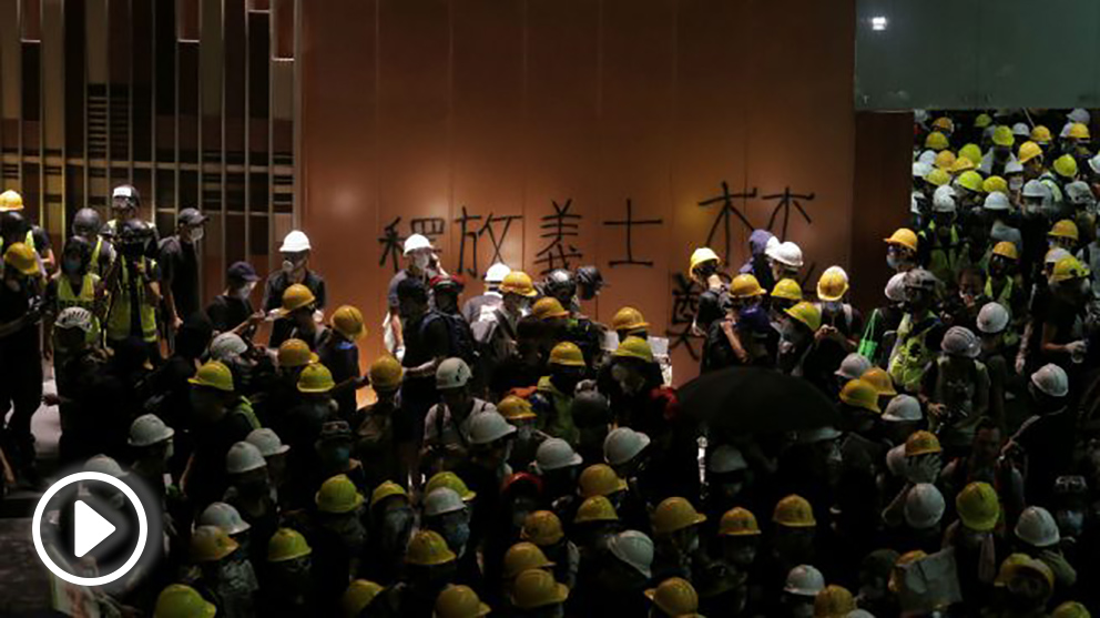 manifestantes-chinos-asaltan-el-parlamento-de-hong-kong-655×368 copia