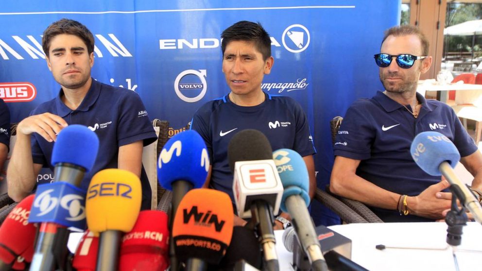 Nairo Quintana, escoltado por Valverde y Landa.