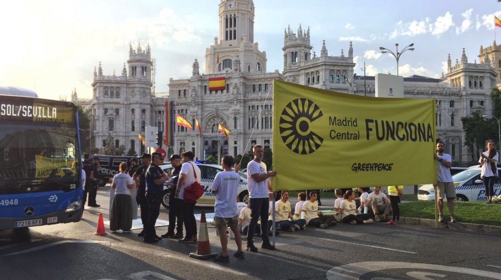 Piquete en la calle Alcalá a favor de Madrid Central. (Foto. Greenpeace)