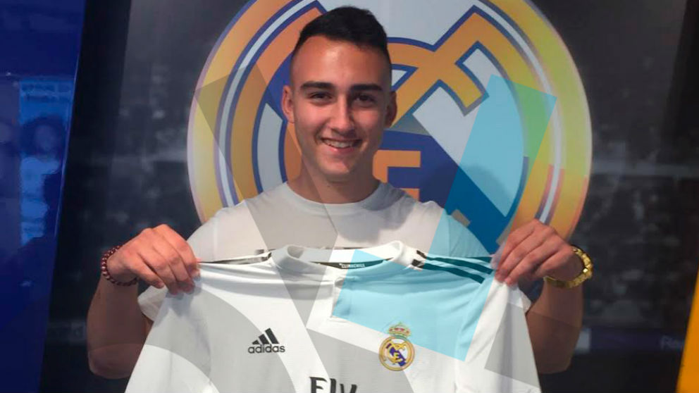 Rubén Torres posa con la camiseta del Real Madrid.