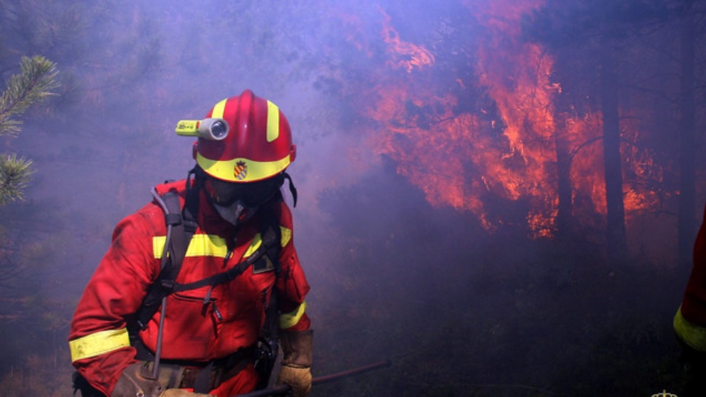 Un bombero de la UME luchando contra un incendio forestal.