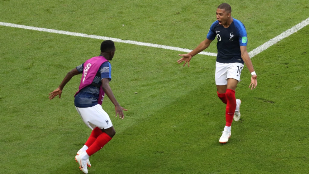Mbappé celebra un gol junto a Dembélé. (Getty)