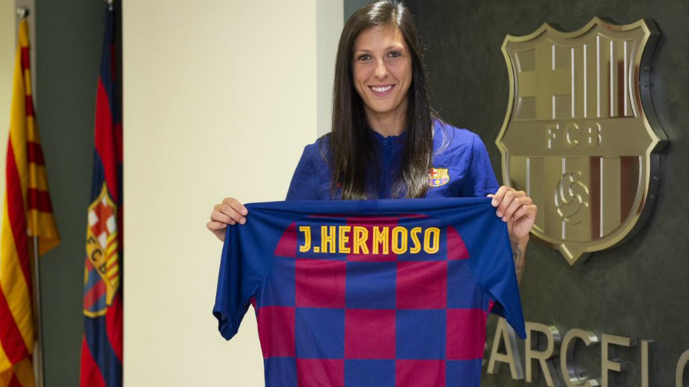 Jennifer Hermoso posa con la camiseta del Barcelona. (@FCBfemeni)