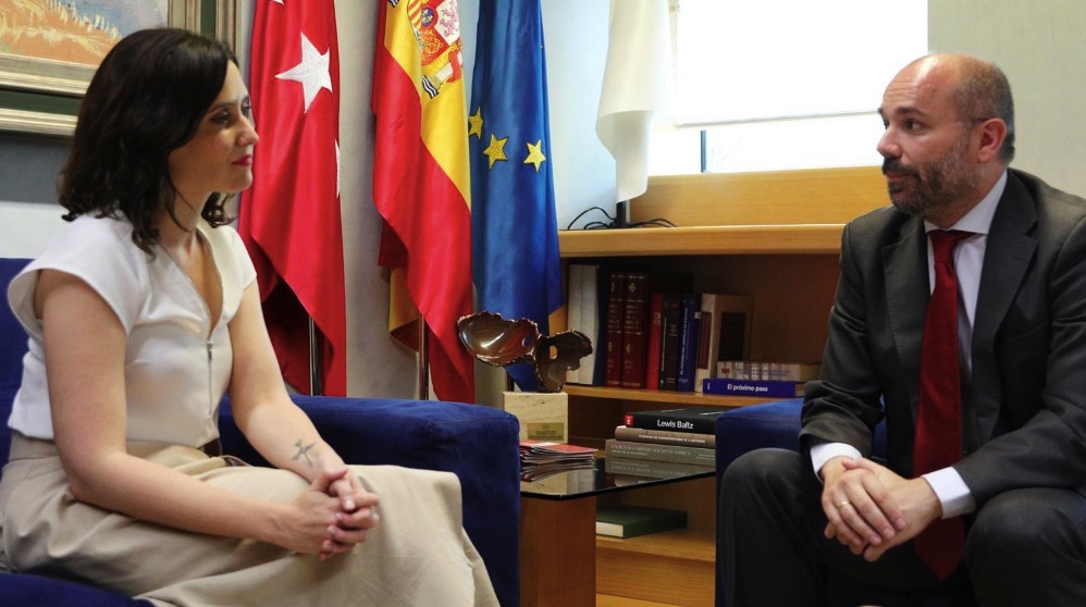 Isabel Díaz Ayuso junto al presidente de la Asamblea, Juan Trinidad.