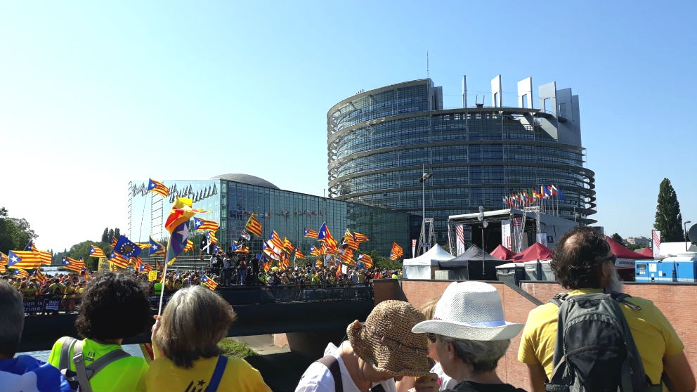 Unos 4.000 independentistas se concentran en la sede del Parlamento Europeo en Estrasburgo (Francia). (Foto: Europa Press)