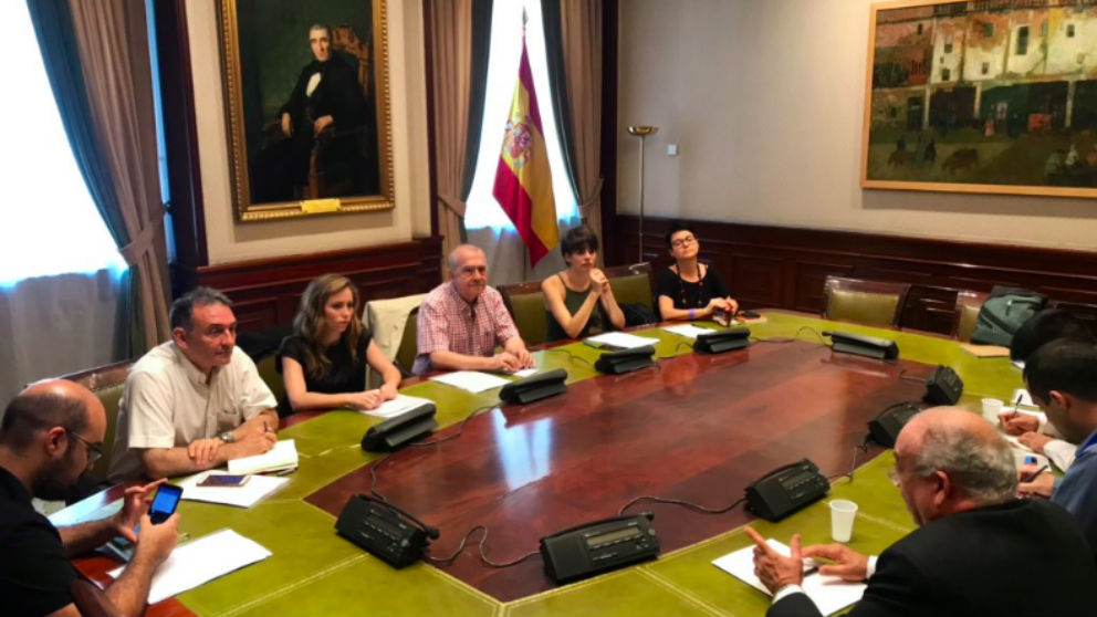 Diputados de Unidas Podemos, ERC y Bildu reunidos con el portal venezolano Misión Verdad, afín al régimen de Maduro, en la sala Argüelles del Congreso. (Foto: @RuizdePinedo vía Twitter)