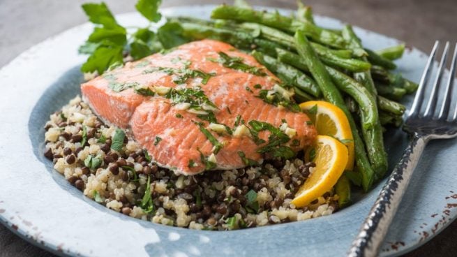 Salmón horneado con salsa de soja y sésamo